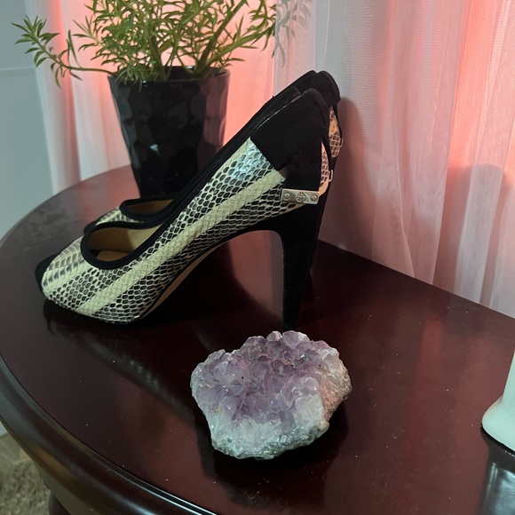 Antonio Melani open toe pumps Snakeskin with black velvet accents and bows - Picture 2 of 6